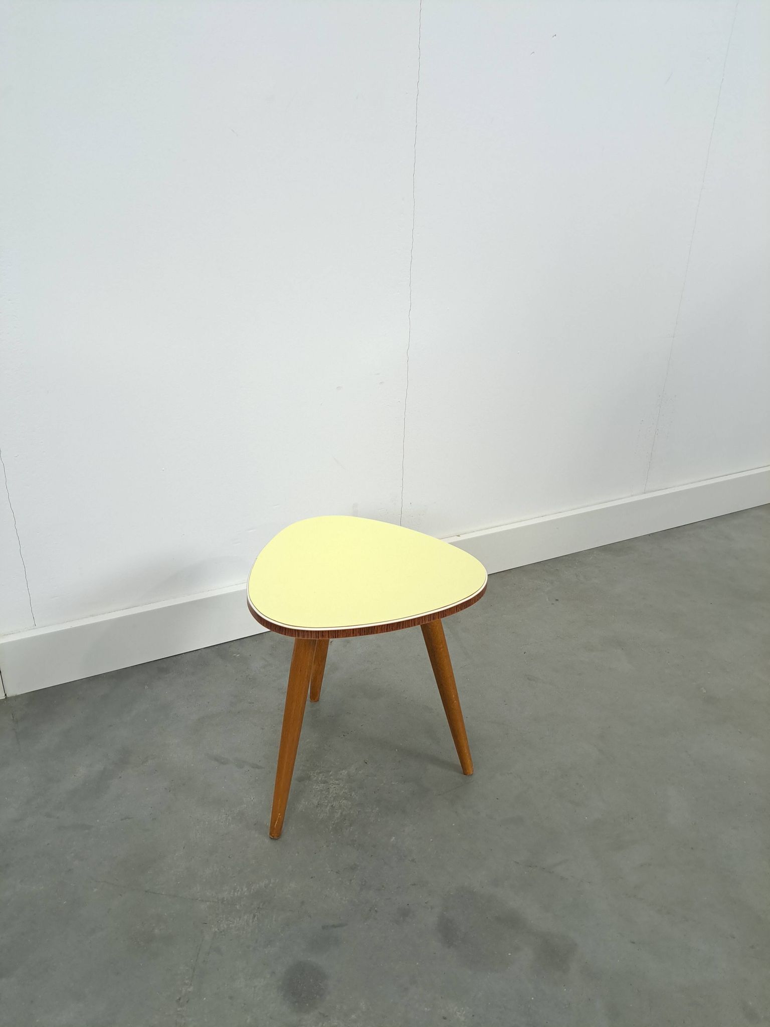 Table à plantes jaune avec pieds en bois 1950, table d'appoint