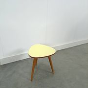 Table à plantes jaune avec pieds en bois 1950, table d'appoint