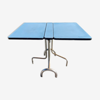 Table pliante en formica bleu