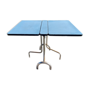 Table pliante en formica bleu