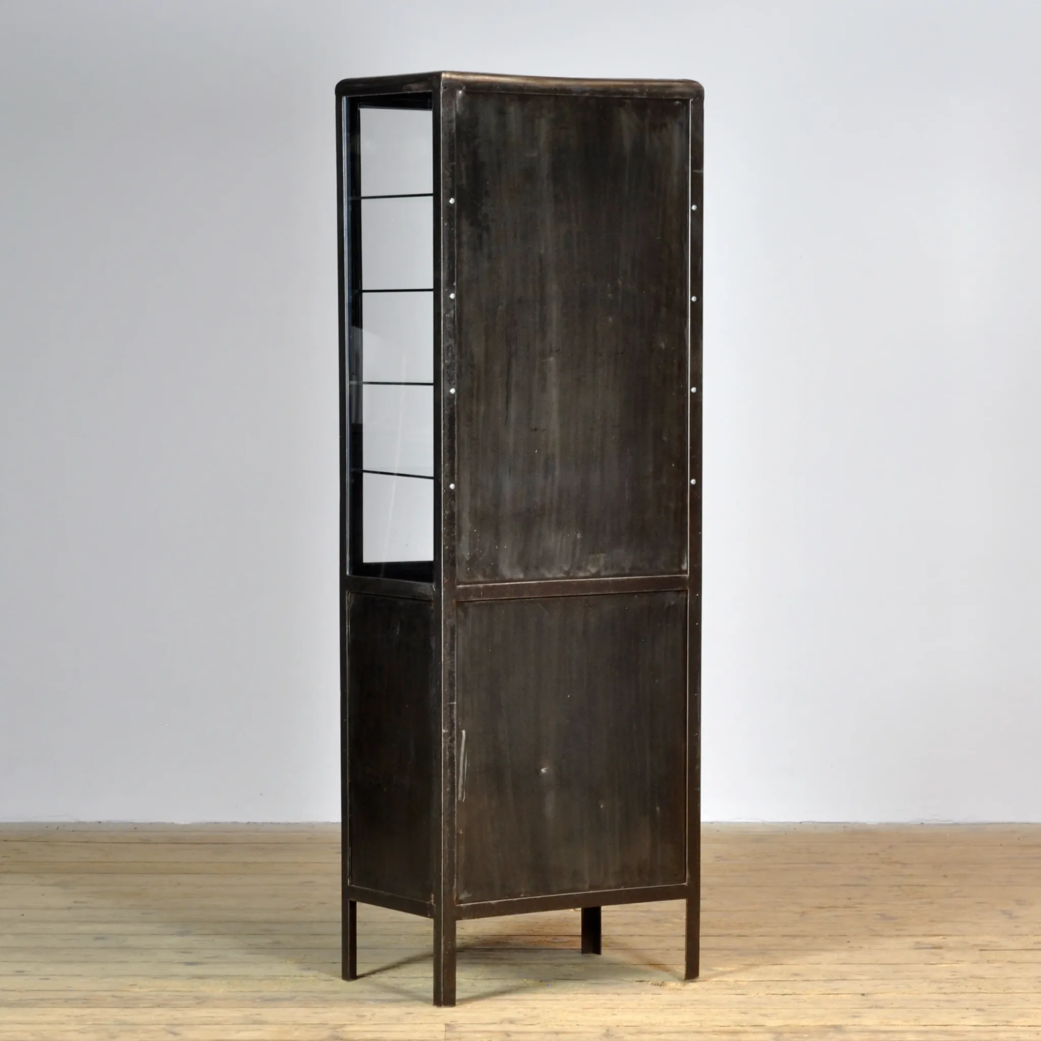 Cabinet de médecine en fer poli, années 1950