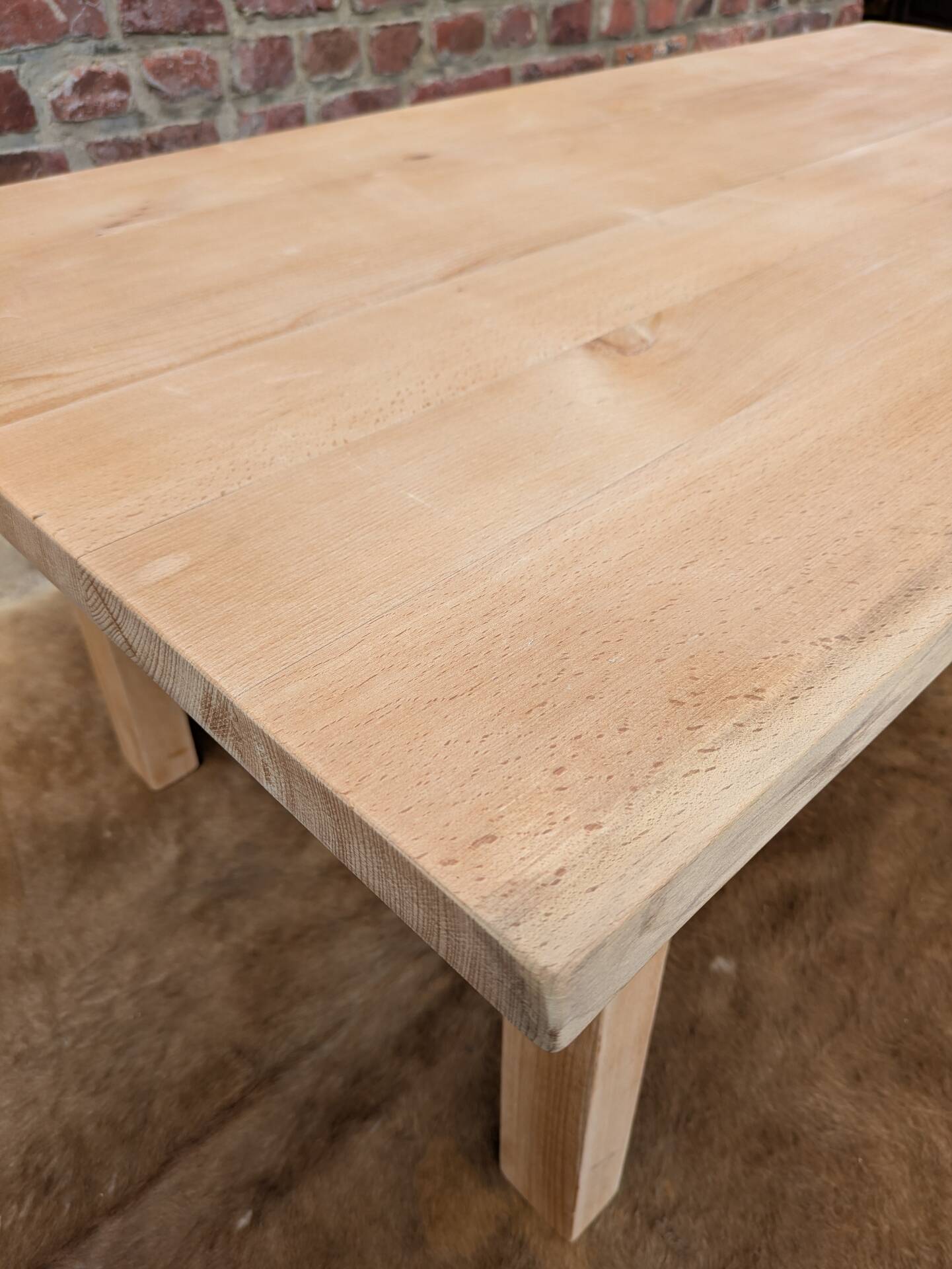 Table basse en hêtre brut