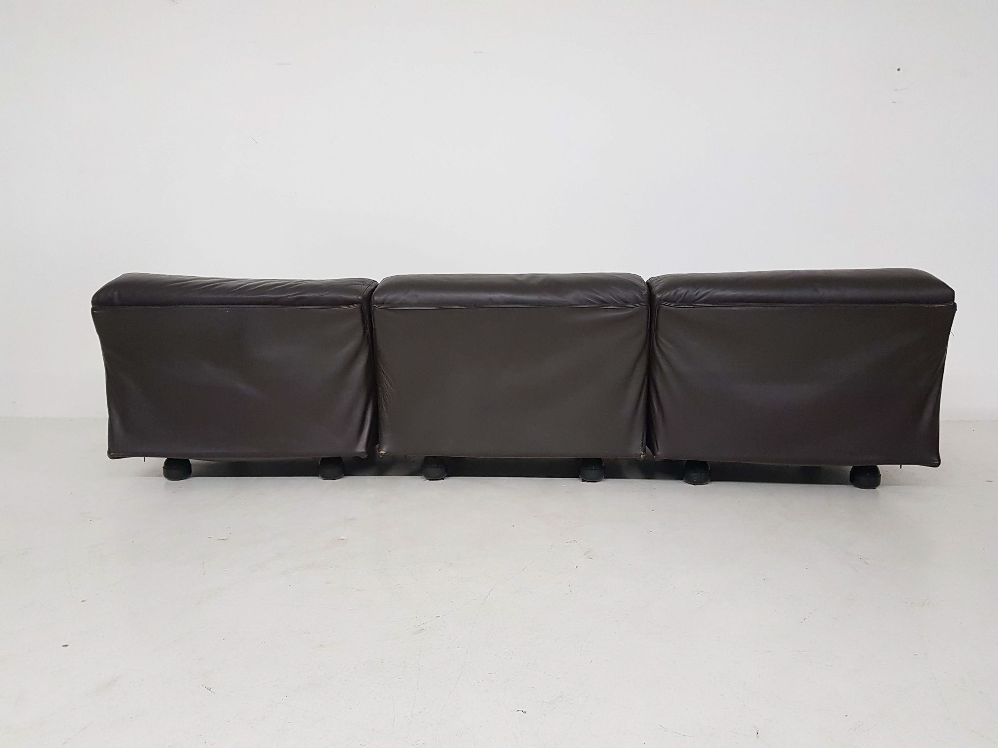 Vico Magistretti for Cassina "Fiandra" 3-Seater dark brown leather sofa, Italy 1970