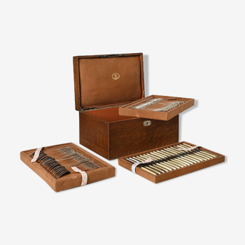 Coffret en bois et sa ménagère signés Jules Piault