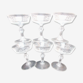 6 coupes à champagne style Louis XV gravées d'arabesques, pied balustre