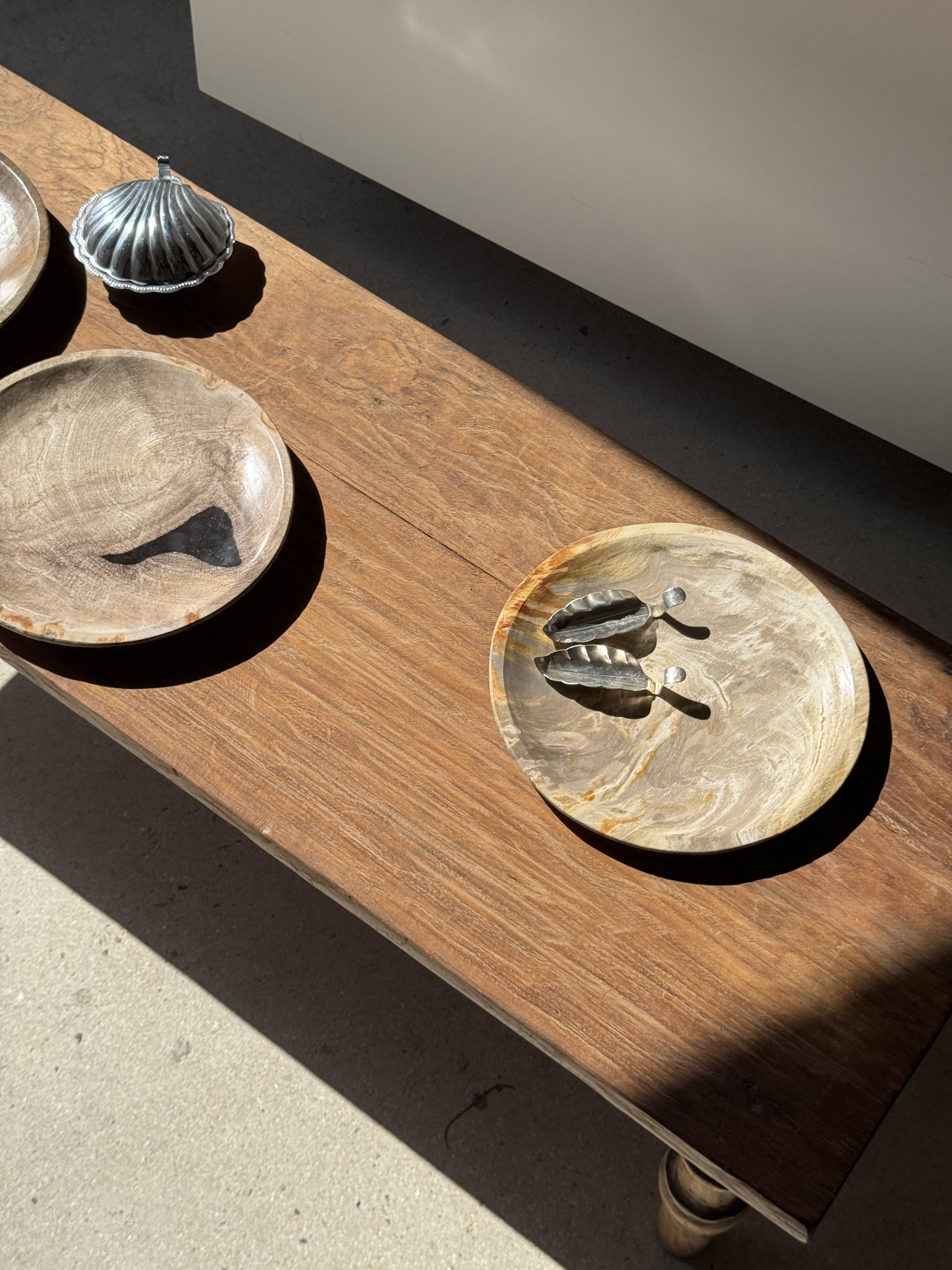 Vide poche, plat ou assiette circulaire en bois pétrifié beige tache noire