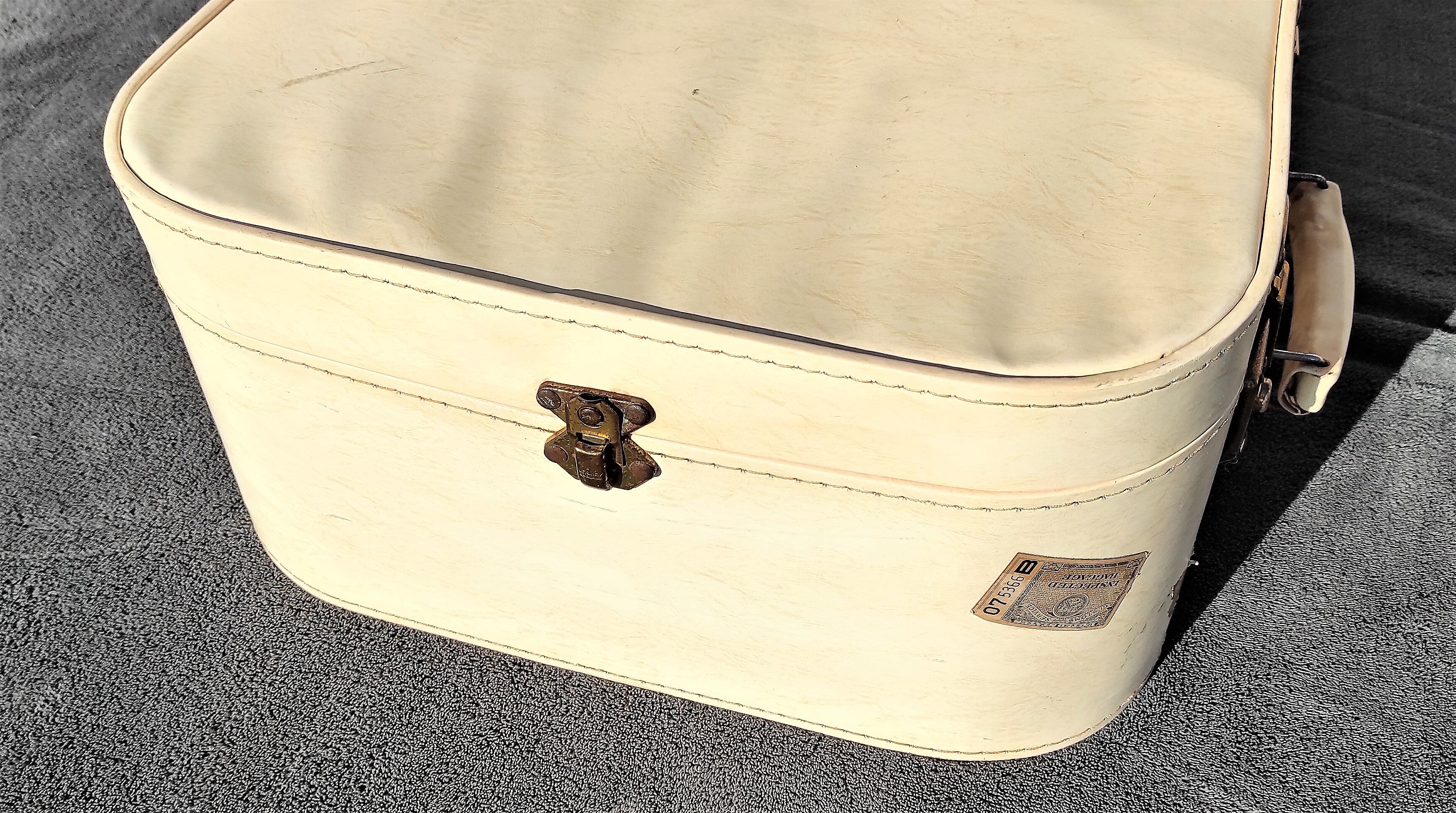 WHITE SUITCASE IN VINTAGE SKAI SQUARE OF 41 CM