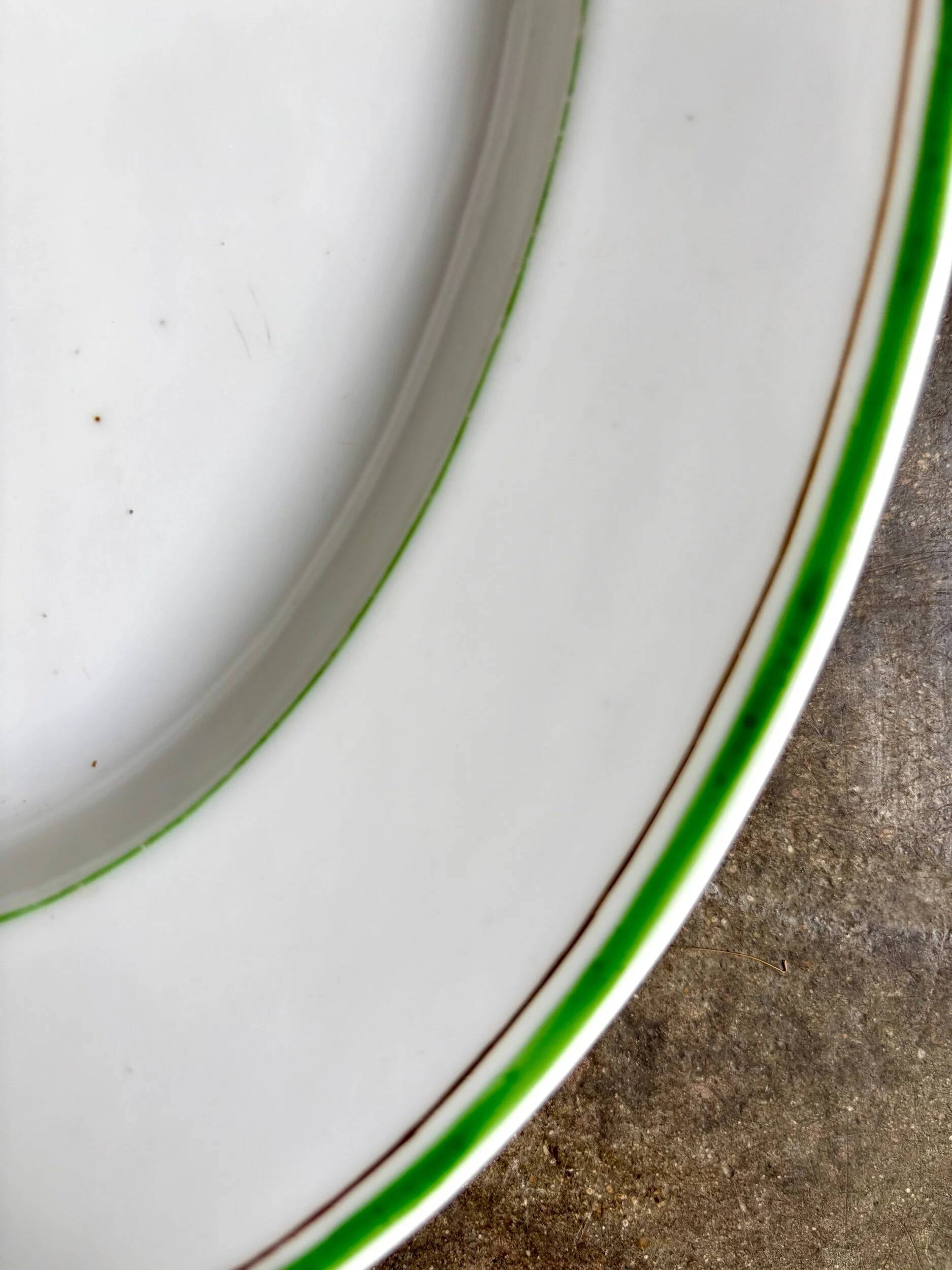 Plat ovale en porcelaine blanche, verte et dorée