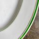 Plat ovale en porcelaine blanche, verte et dorée