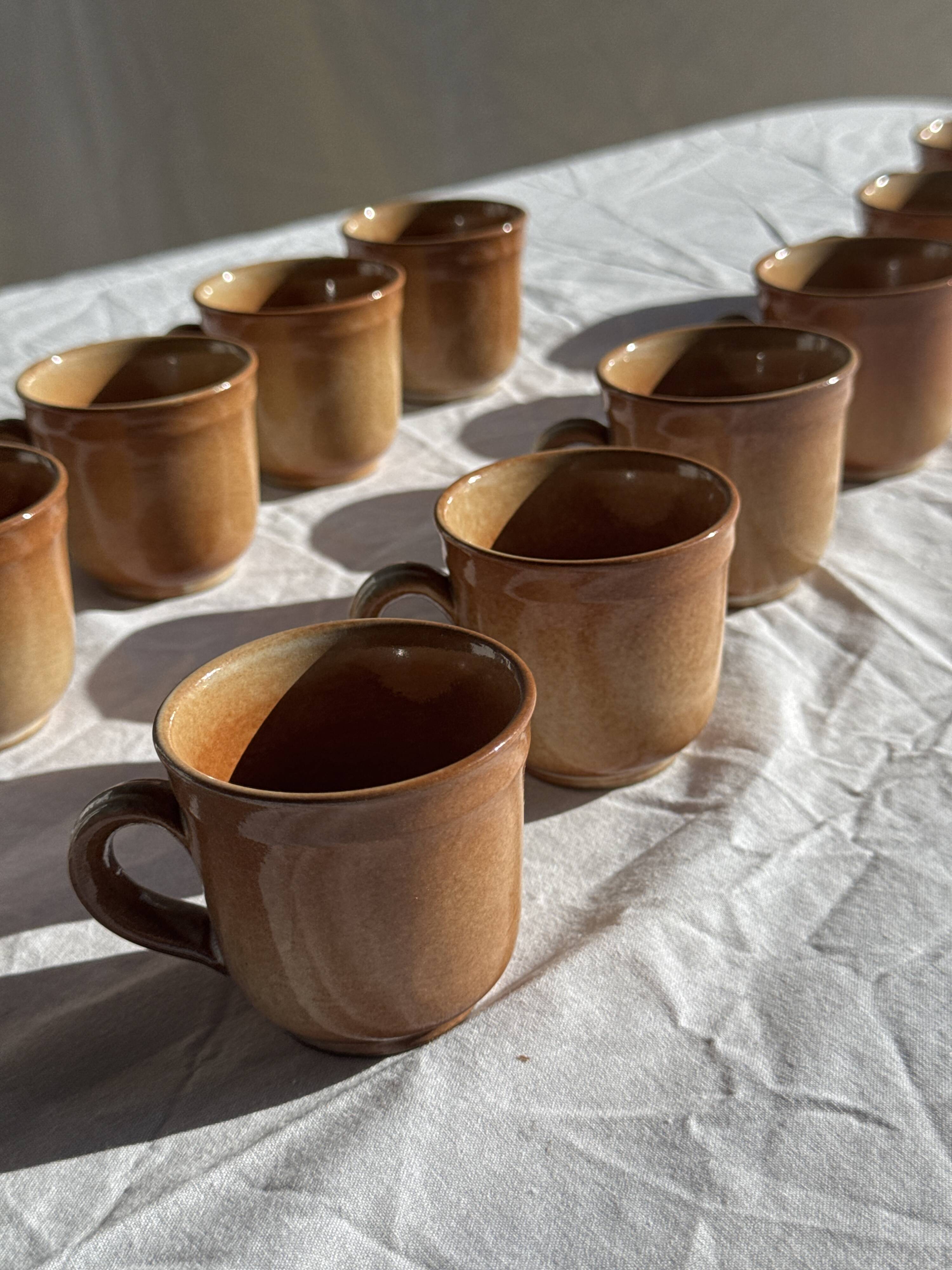 Lot de 11 tasses à café en grès à anse