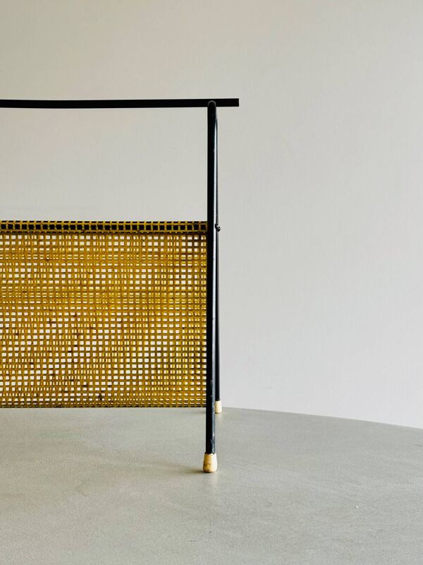 Porte-revues Pilastro par Tjerk Reijenga – métal noir et maille jaune