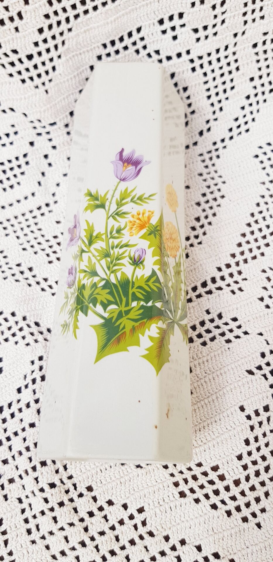 Botanical vase motifs
