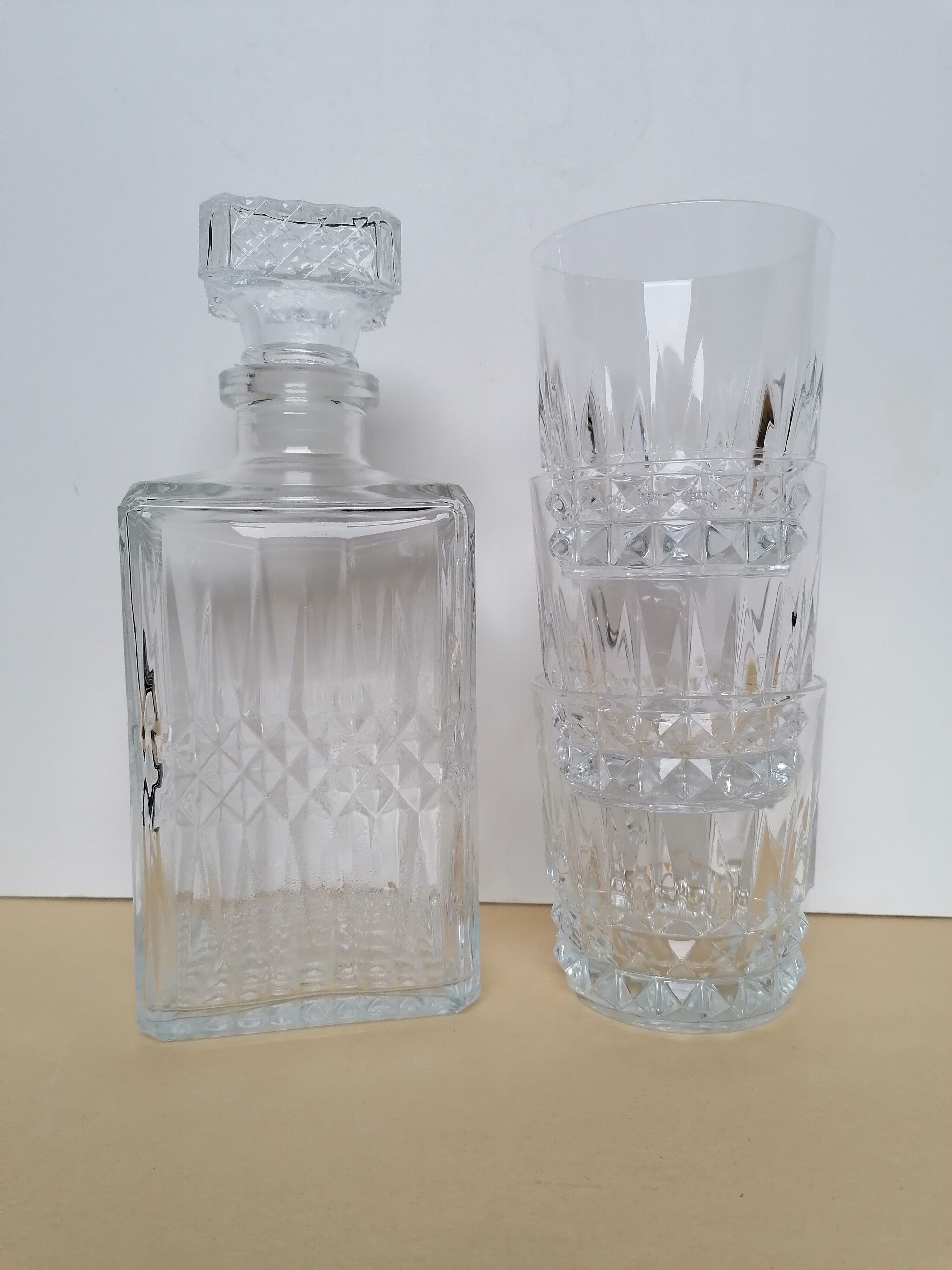 Carafe whisky and 3 glasses