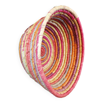 Multicolored round basket in woven fibers