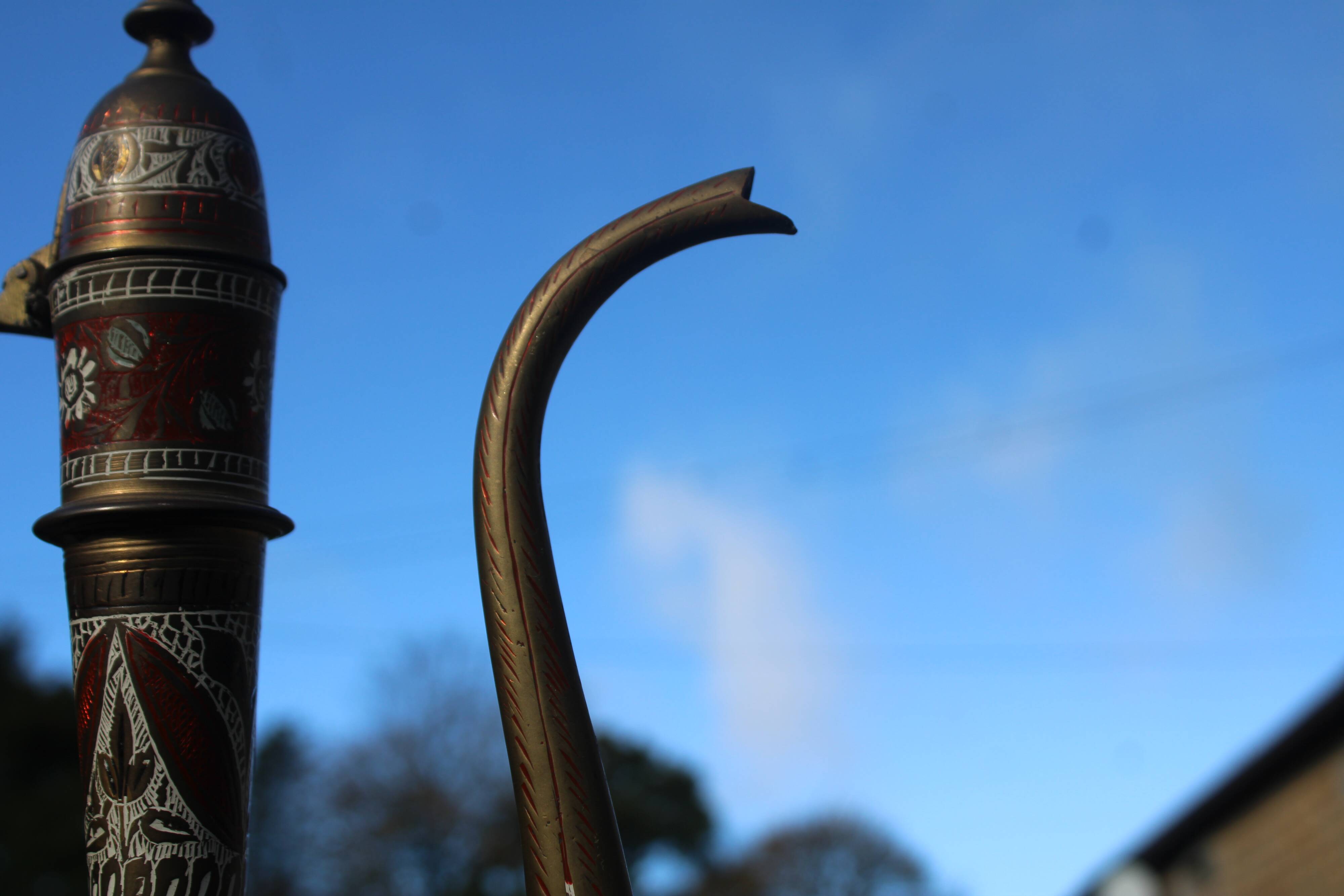 Verseuse orientale en laiton gravé – H29 cm x L22 cm x P7 cm