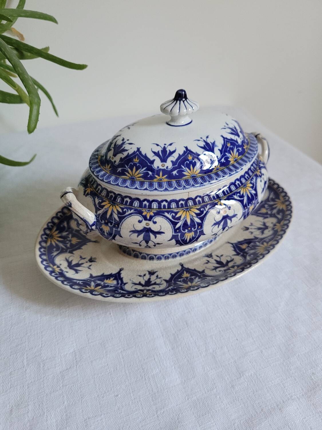 Cluny sauce boat from Sarreguemines