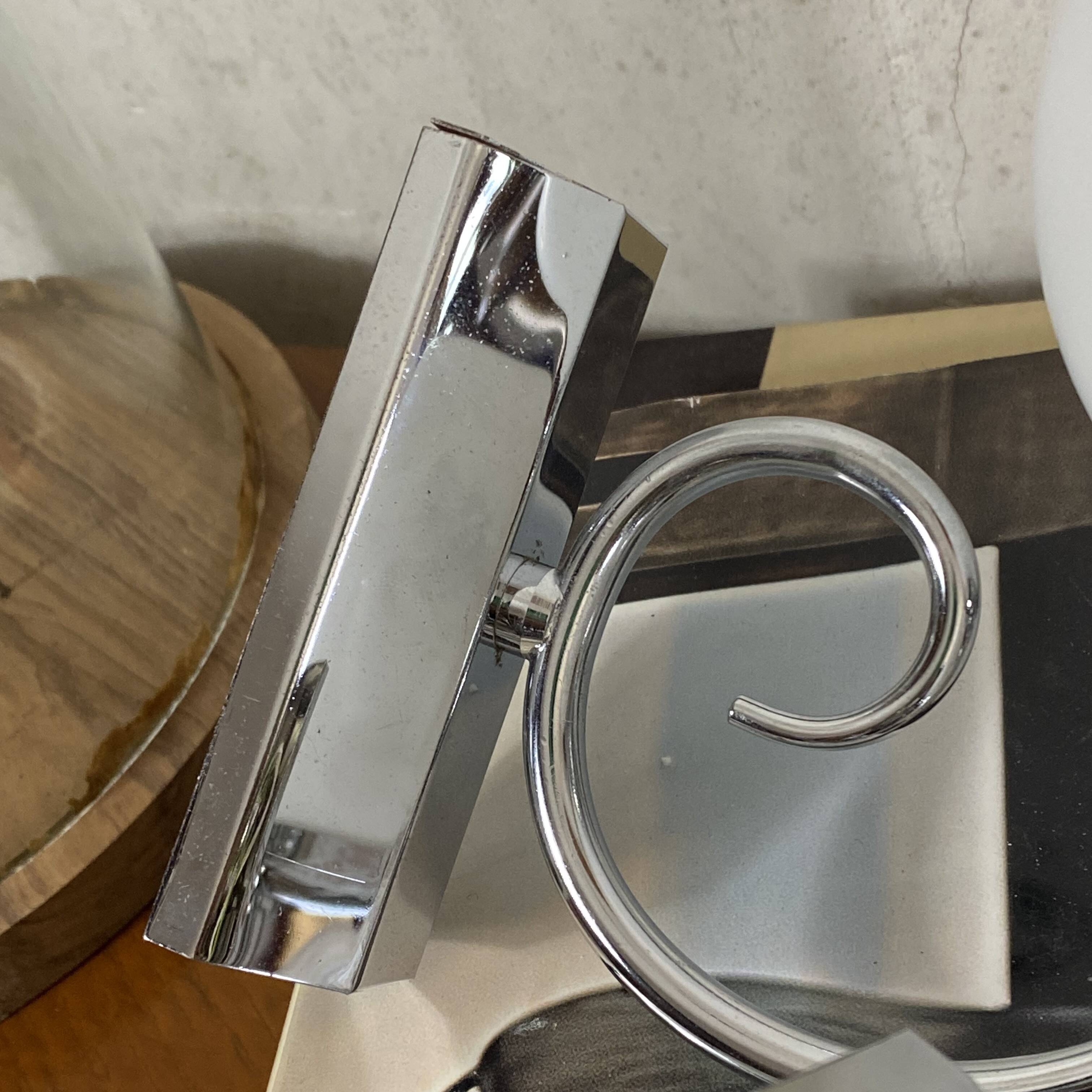 Paire d'appliques murales en inox et globe en verre blanc