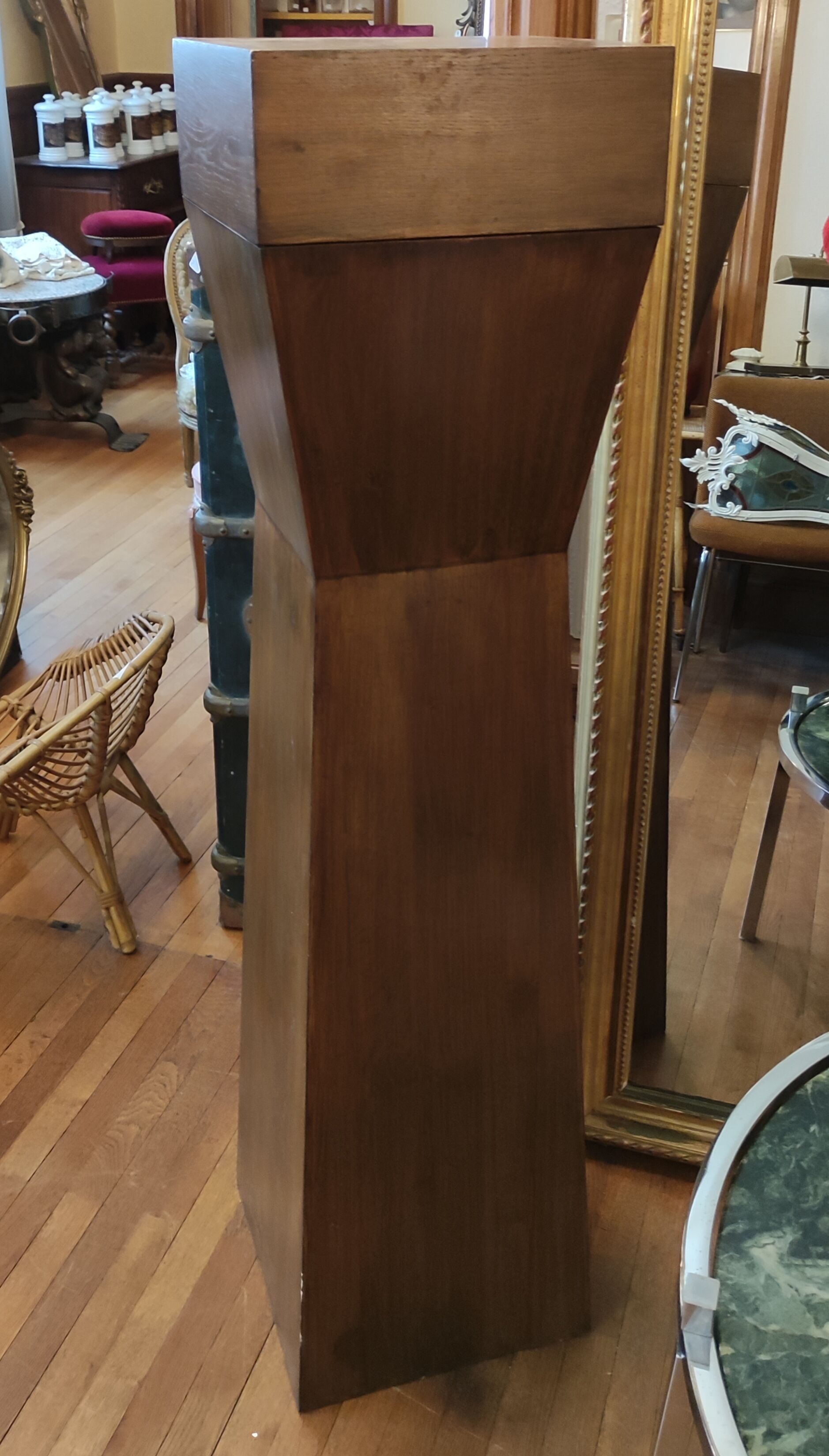 Fifth wheel conical pedestal contemporary design