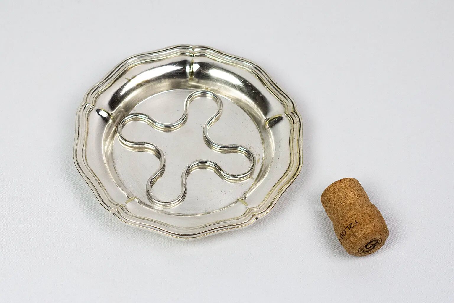 Christofle silver-plated bottle coaster, with ribbed edges, 19th century.