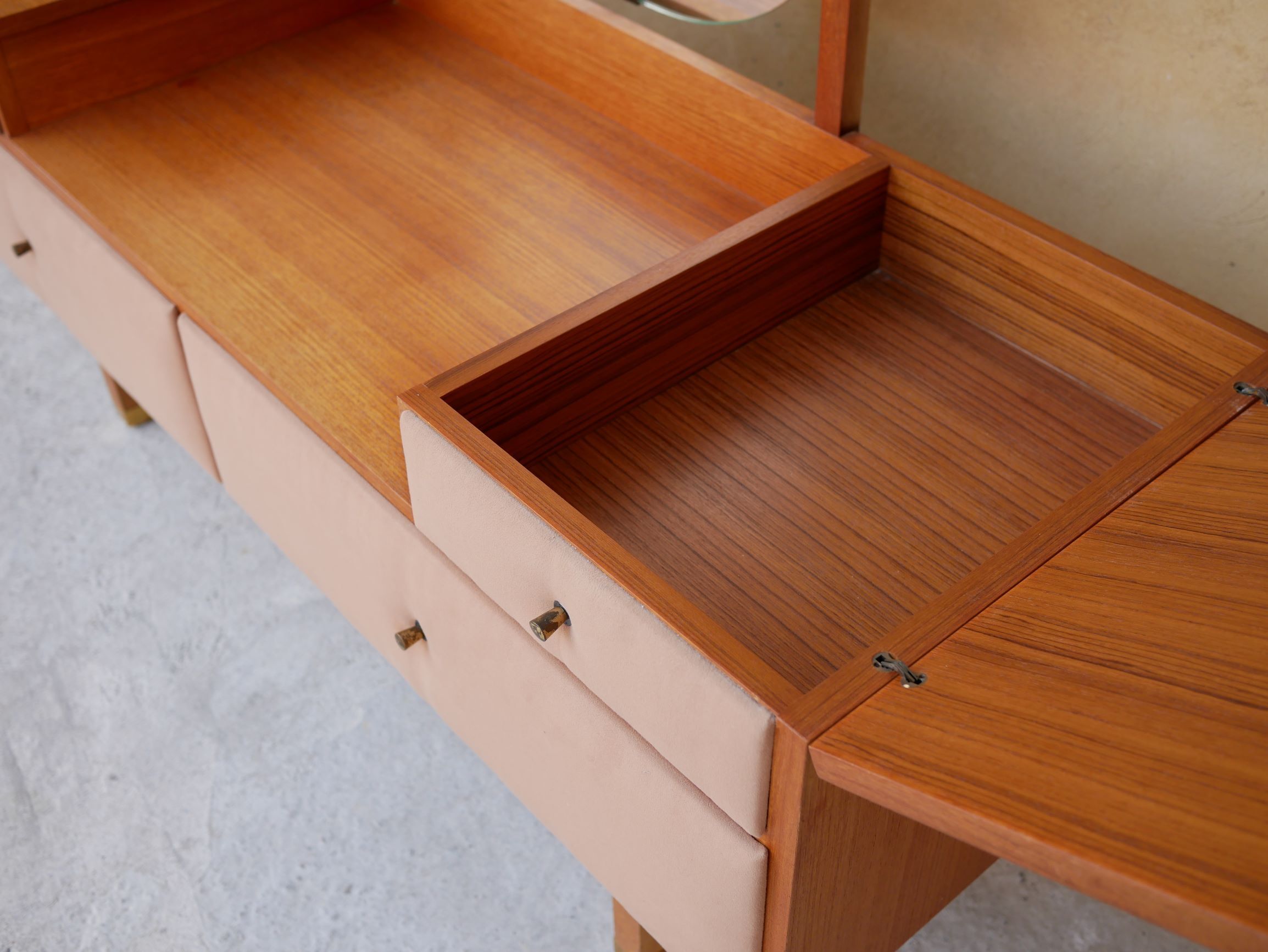 Dressing table / Dresser by Roger Landault