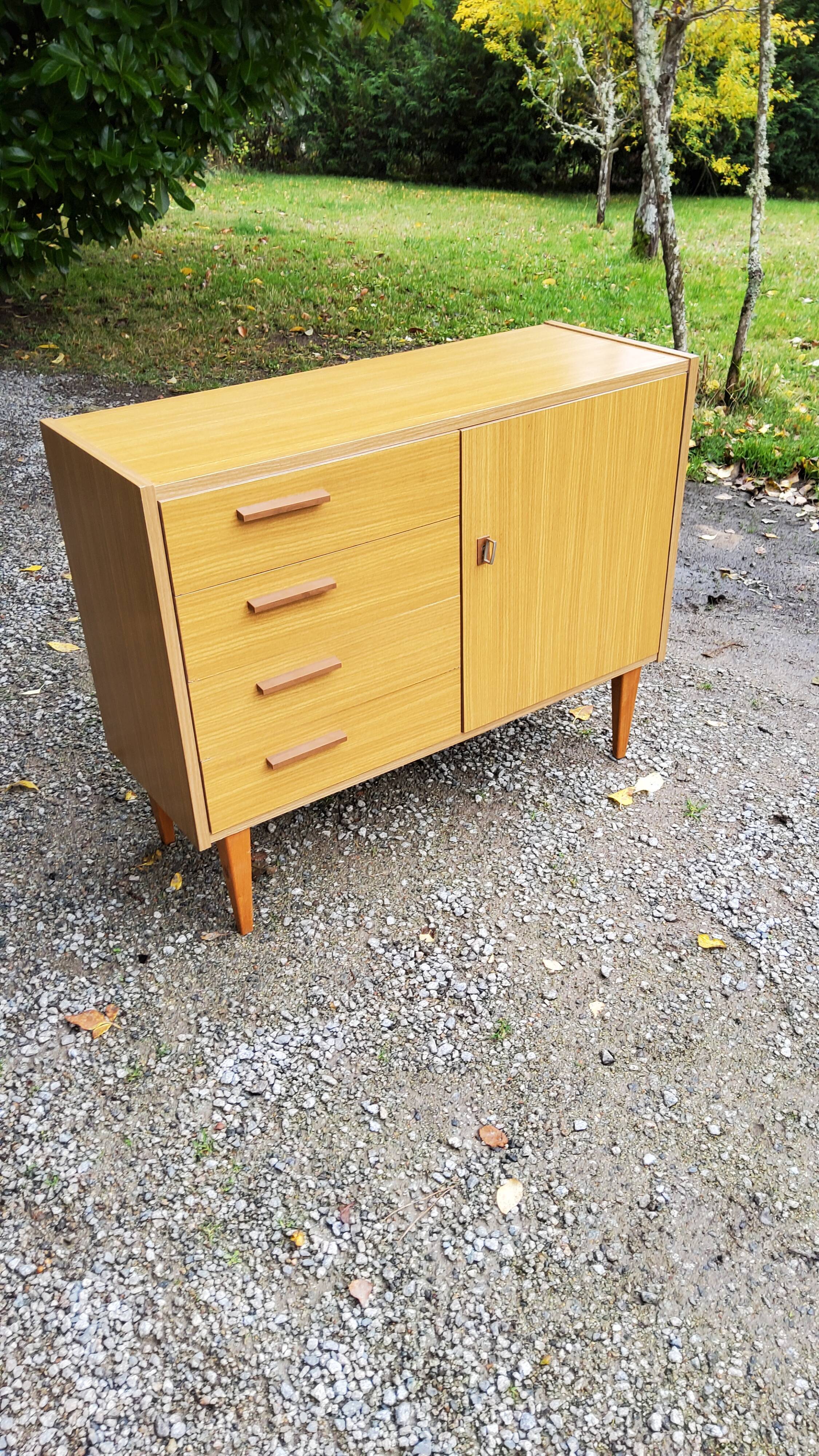 Chest of drawers of the 60s/70 feet spindles