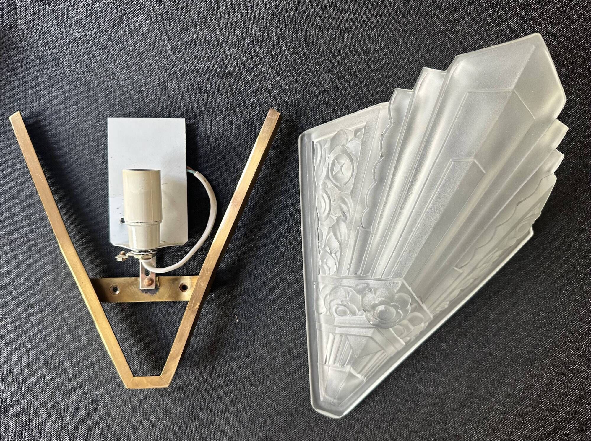 Pair of Art Deco wall sconces in molded glass and gilt brass, 1930