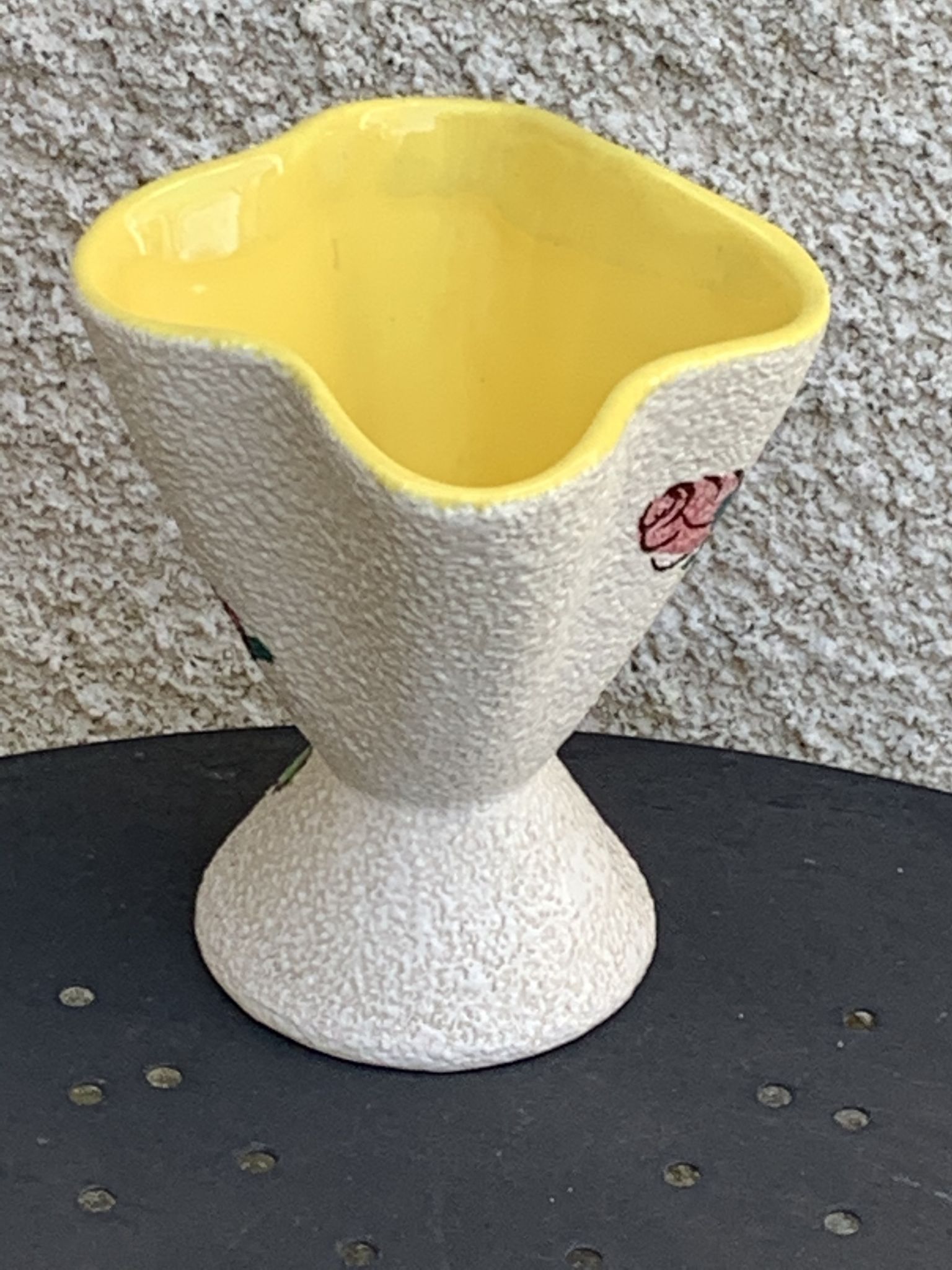 Vase en céramique émaillée jaune et blanc roses peintes vintage 1960