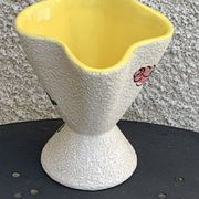 Vase en céramique émaillée jaune et blanc roses peintes vintage 1960