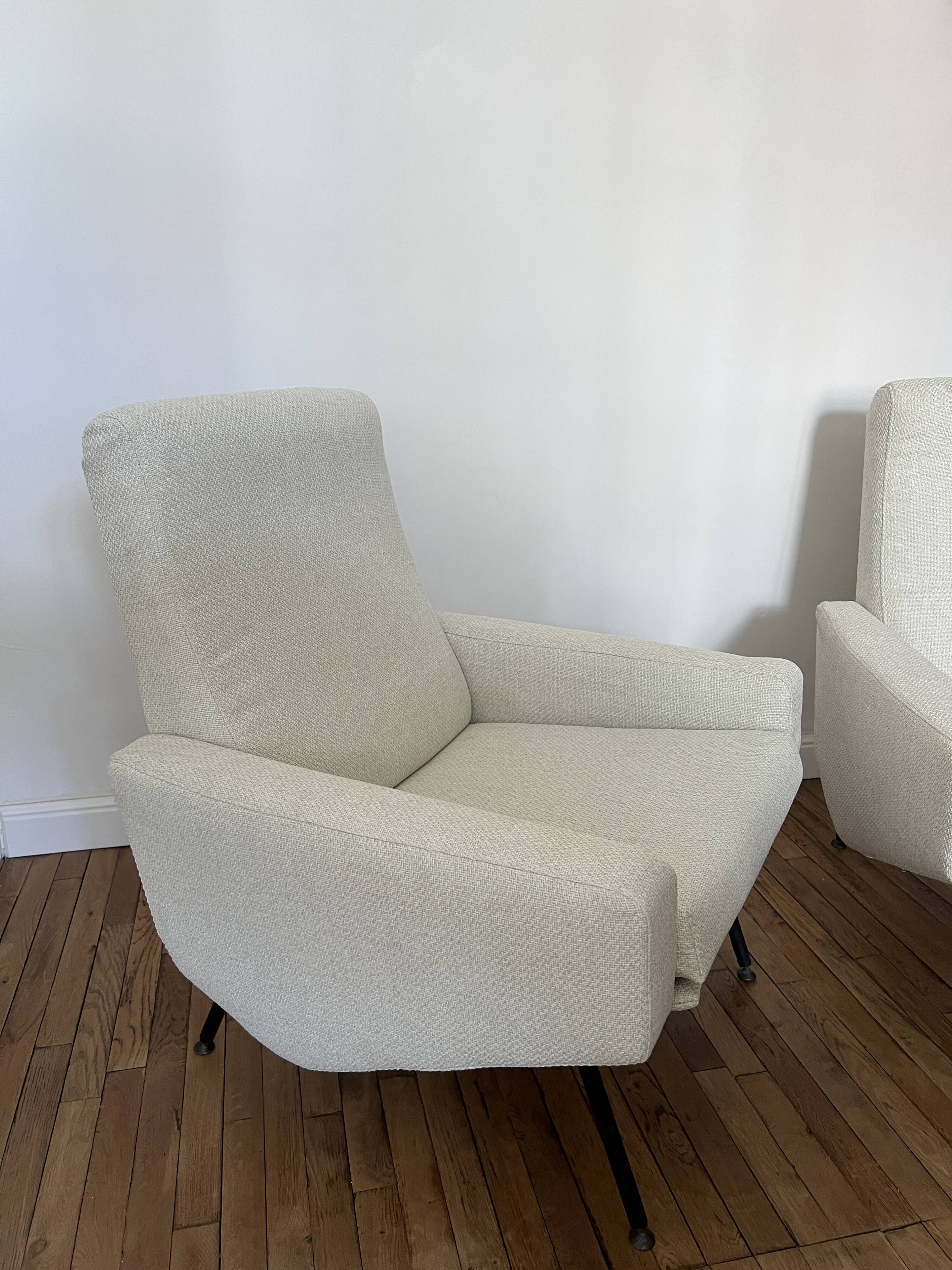 Pair of "Troïka" armchairs by Pierre Guariche, Airborne. Reupholstered 2026.