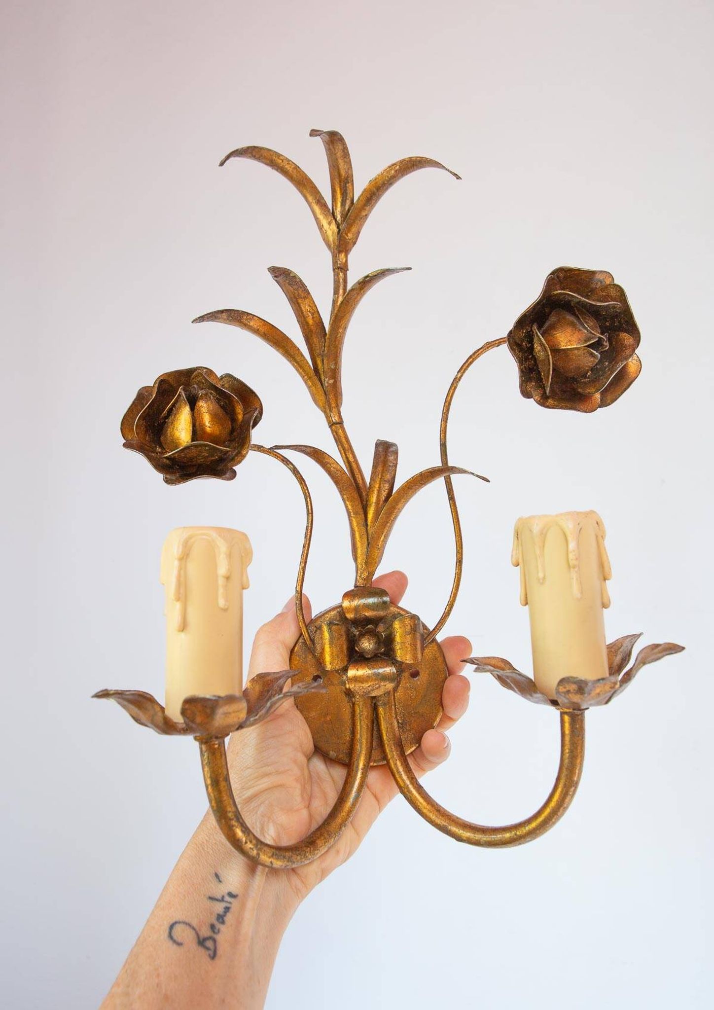 Vintage wall light in gold metal with flower and leaf decoration