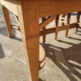 Extendable oak table