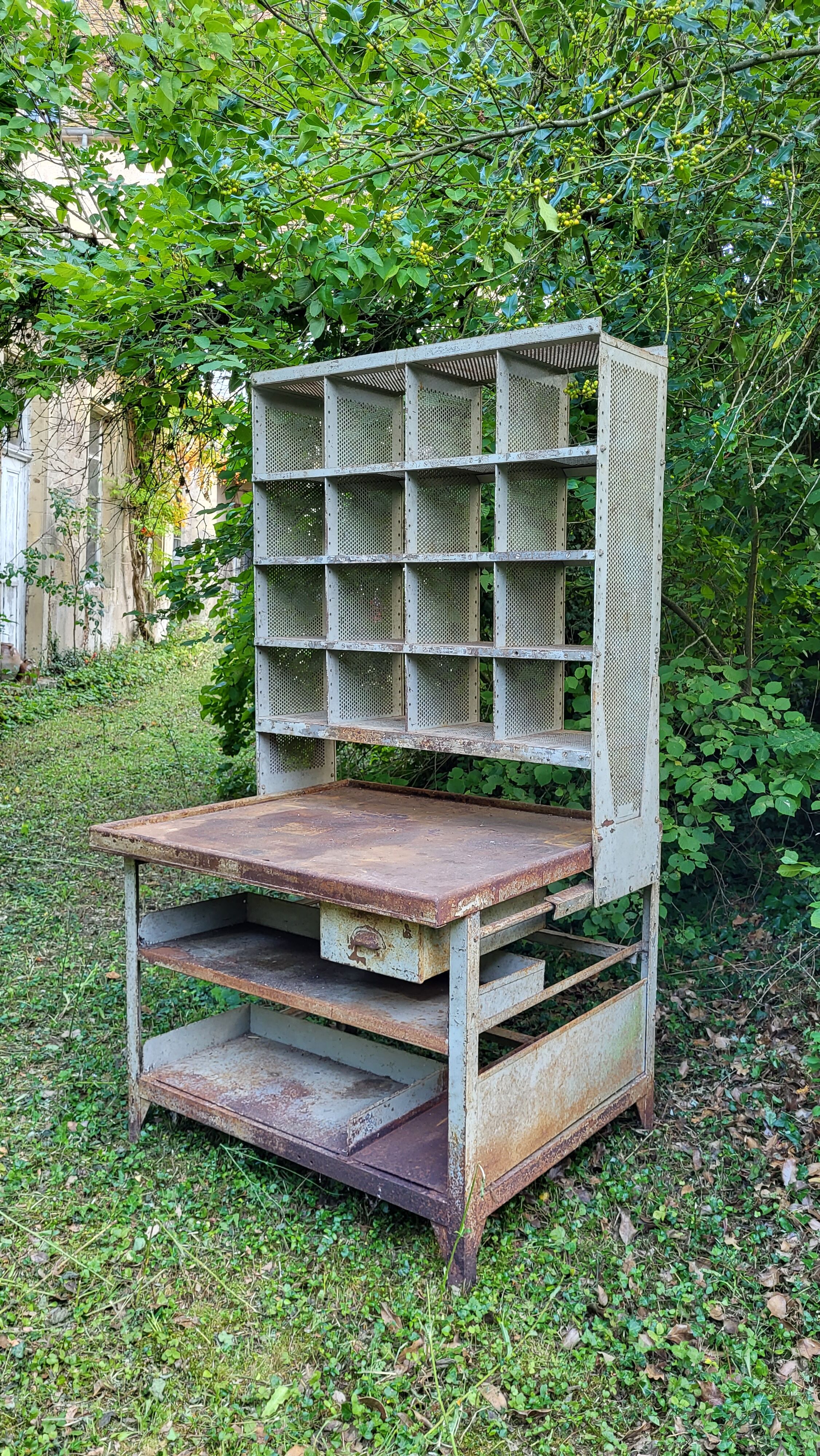 Industrial design postal sorting office