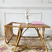 Table basse porte revues en rotin vintage