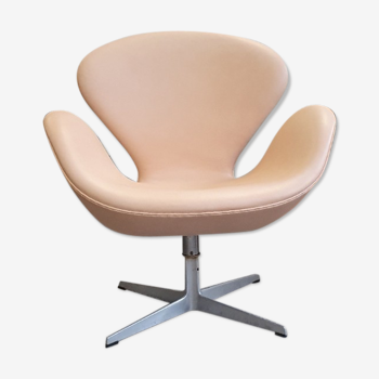 Arne Jacobsen natural leather swan chair by Fritz Hansen
