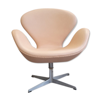 Fauteuil pivotant en cuir naturel par Arne Jacobsen de Fritz Hansen