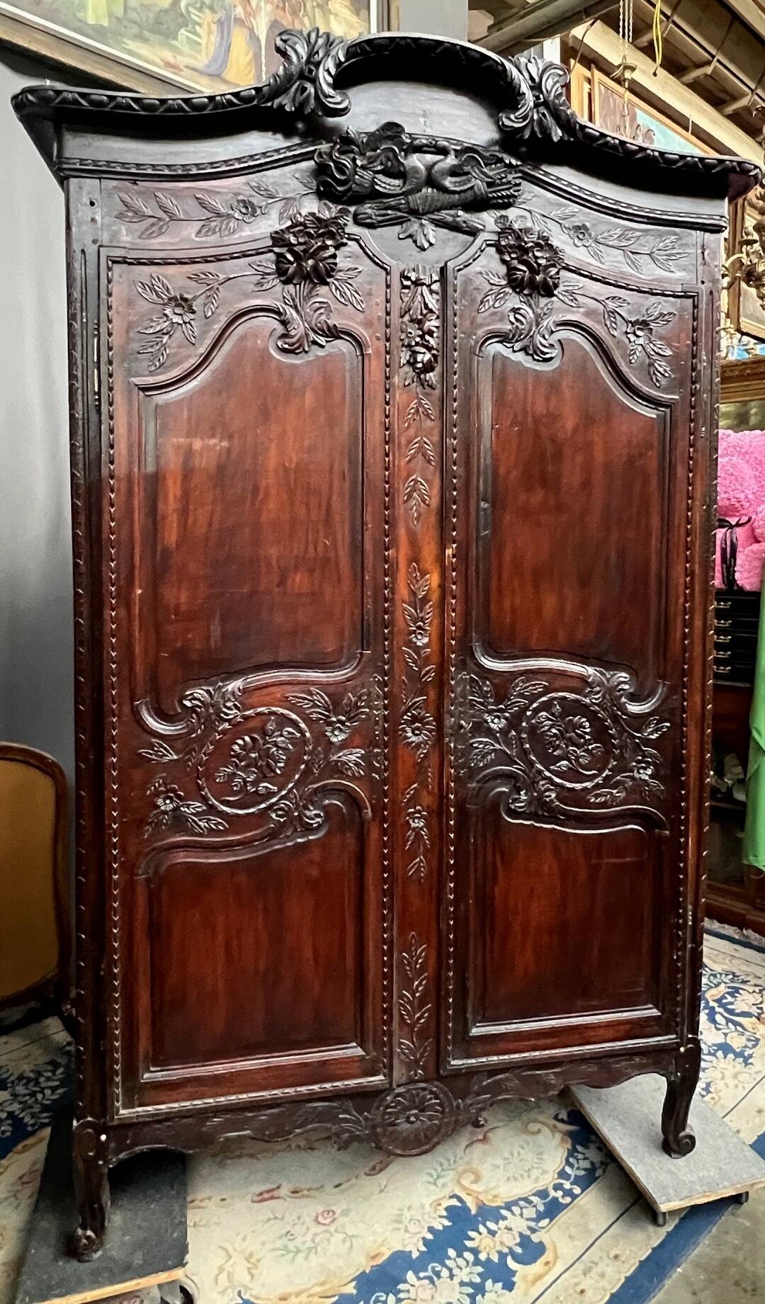 Armoire de mariage normande ancienne. Chêne sculpté.