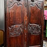 Armoire de mariage normande ancienne. Chêne sculpté.