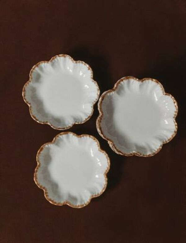 Lot de huit petites assiettes à pain en porcelaine blanche de Limoges
