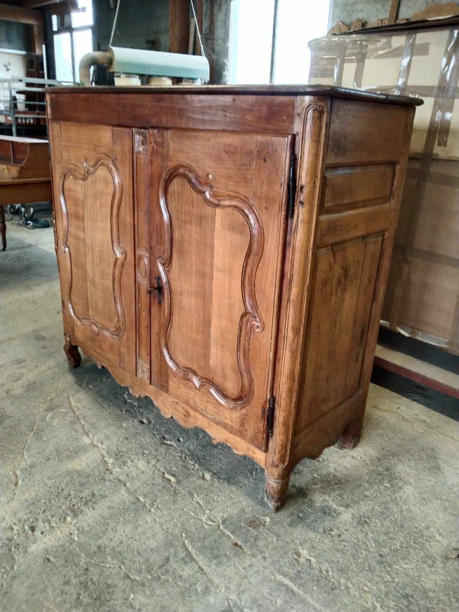 Antique buffet with 2 doors