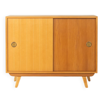 Buffet élégant des années 1950 en placage de noyer et de frêne.