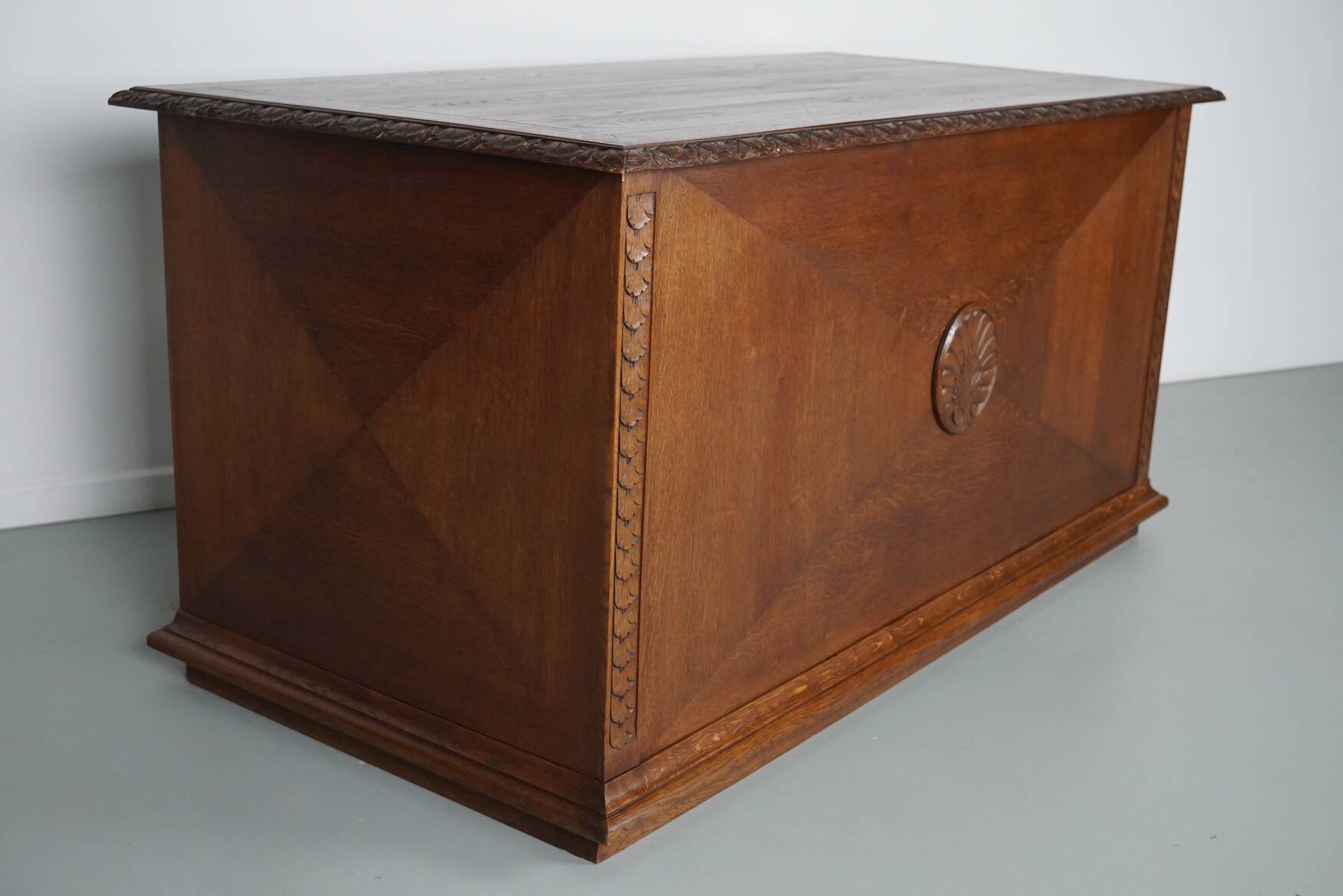 Bureau / Comptoir de Magasin Antique Art Nouveau en Chêne Sculpté, Pays-Bas, Début du 20ème Siècle