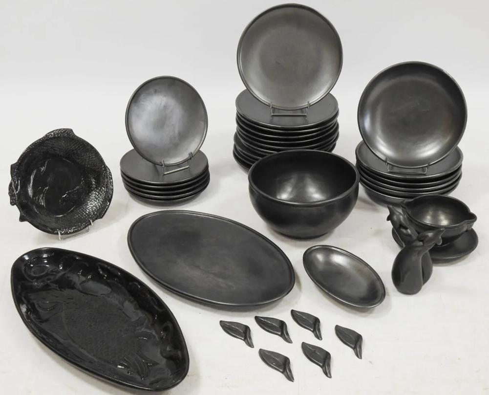 Service de table Ceramony Vallauris en faience noir mat 1950 - 38 pièces