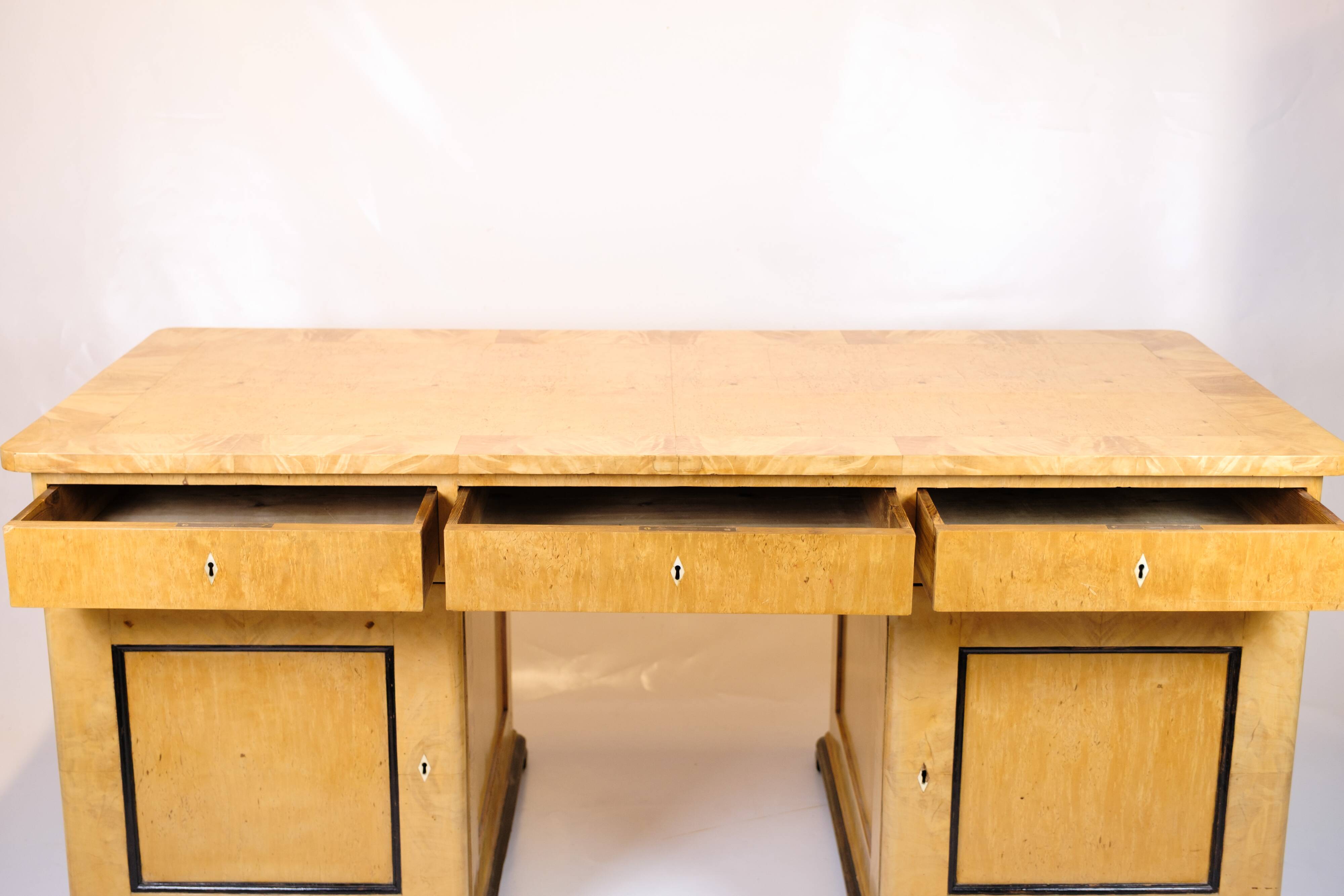 Bureau ancien – bois de bouleau et marqueterie – années 1840