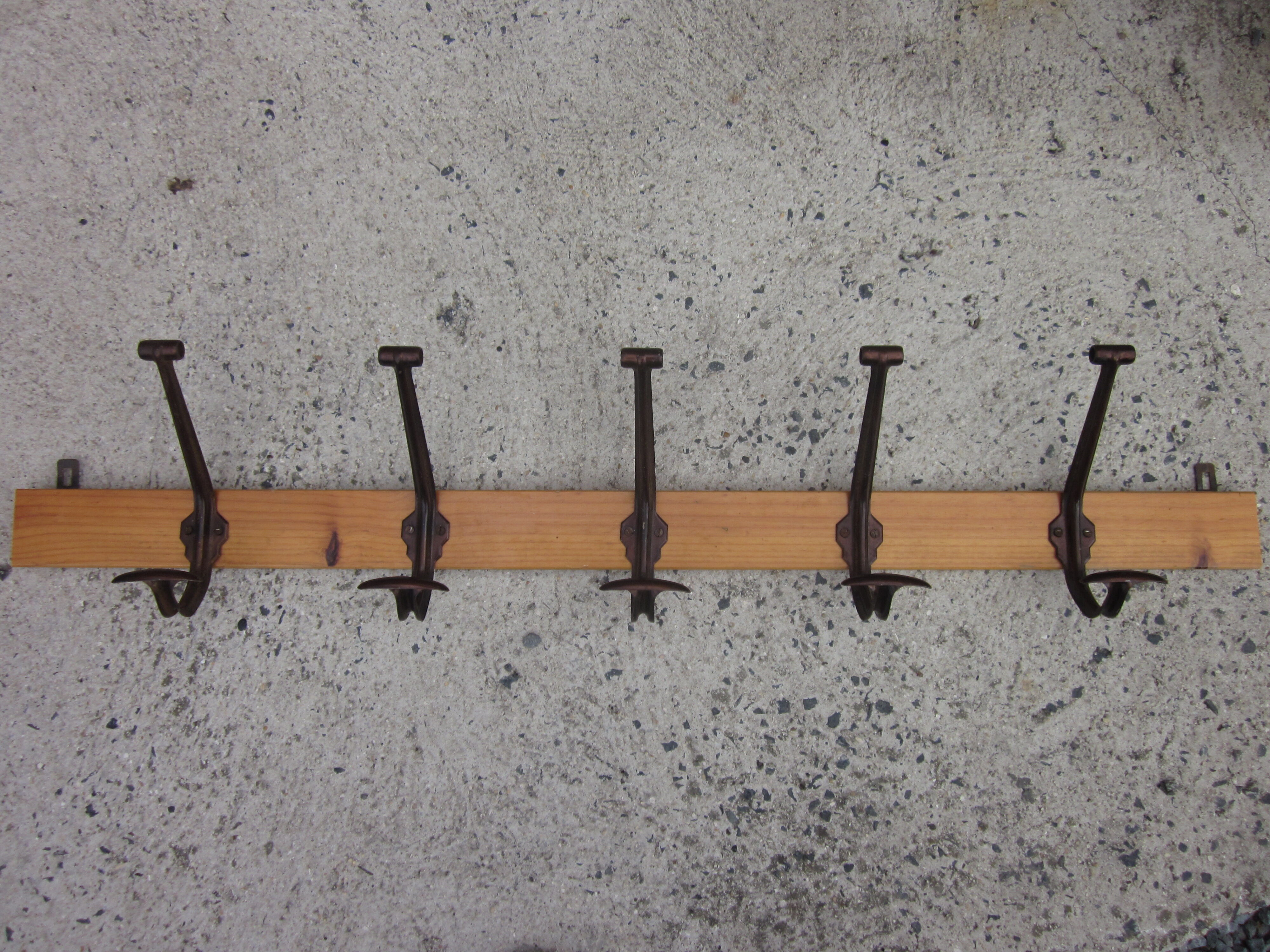 Door industrial coat a 5 hooks
