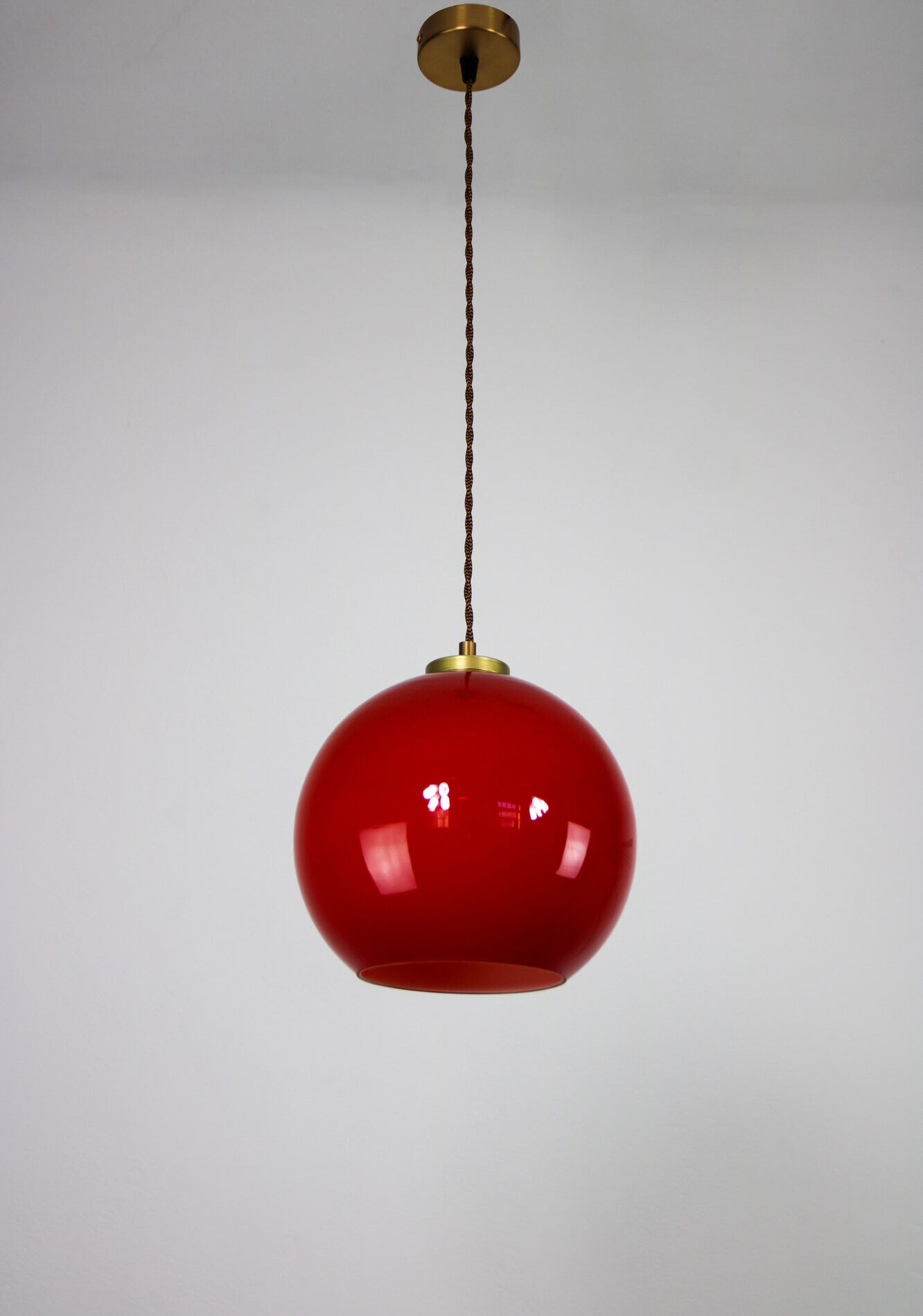 Suspension en verre rouge du milieu du siècle