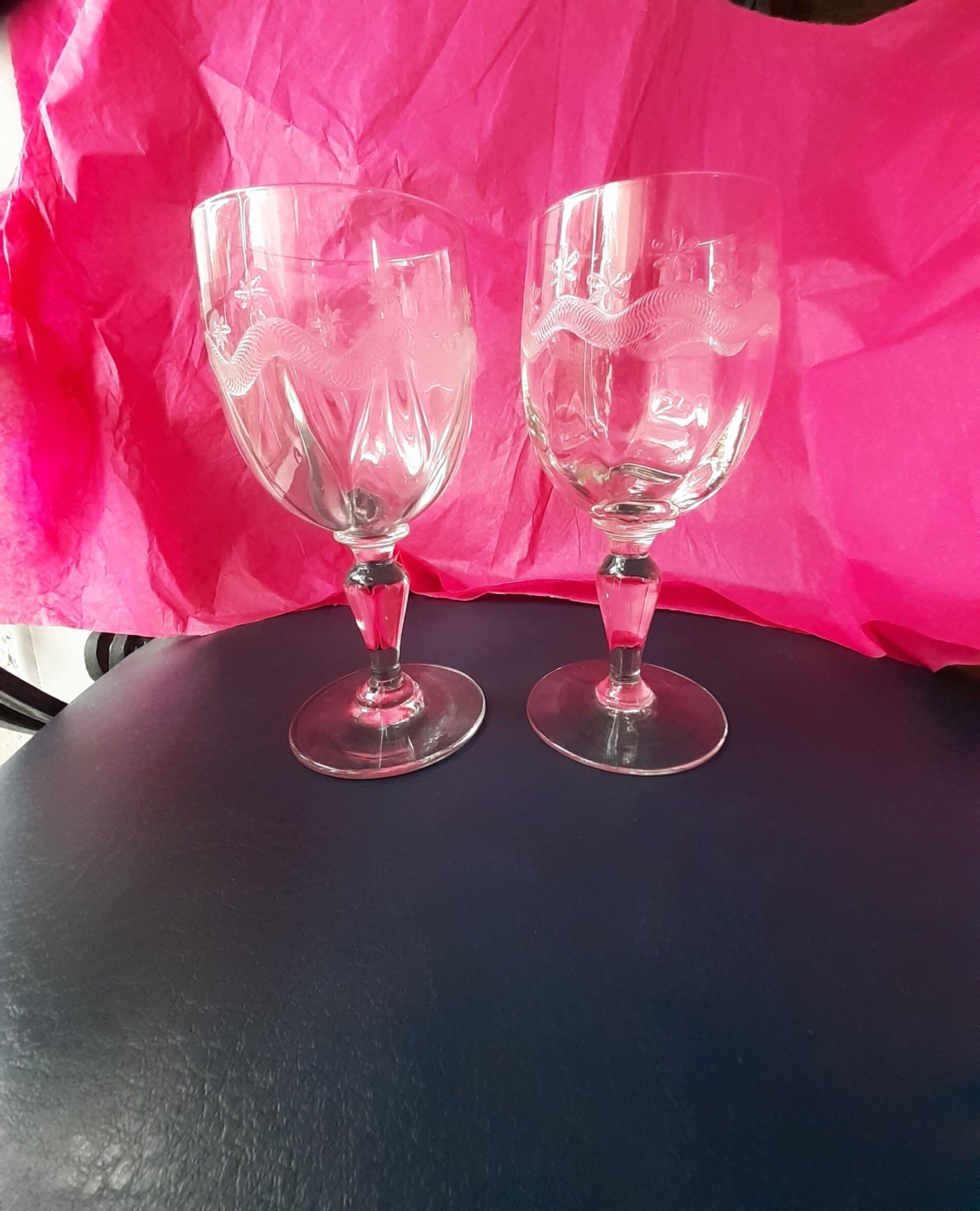 2 Glasses on foot old frieze garland and flowers decoration emma