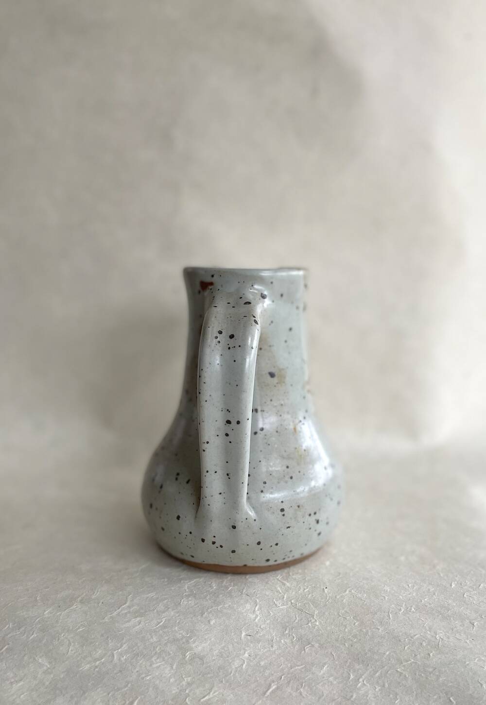 Pichet en grès vernissé beige moucheté