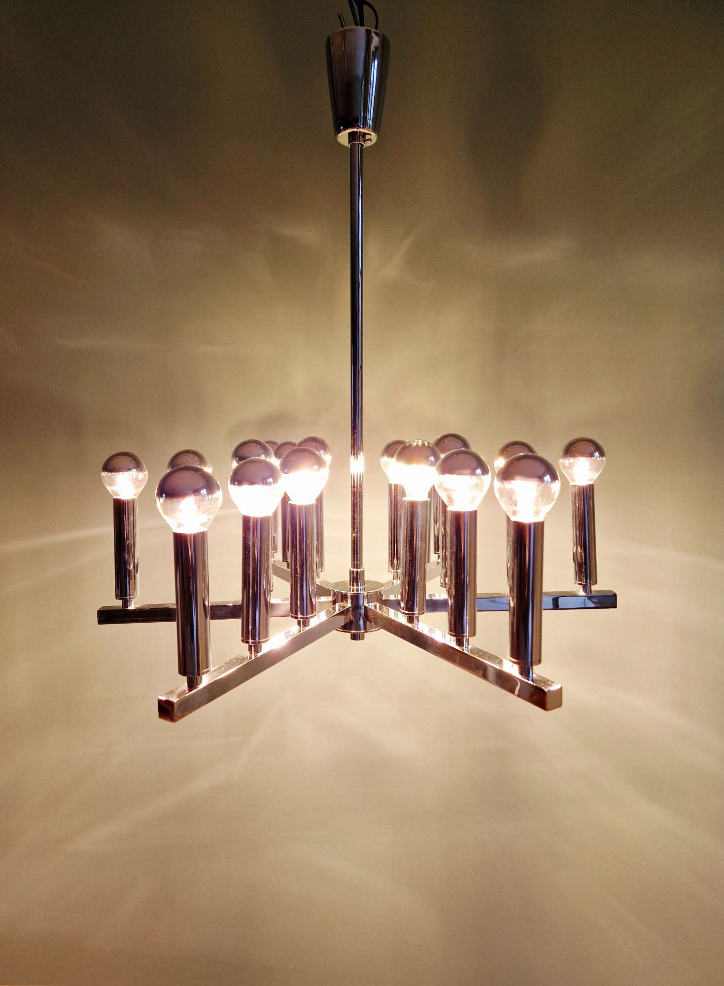 Chrome metal Space Age chandelier, 18 light points, 1970.