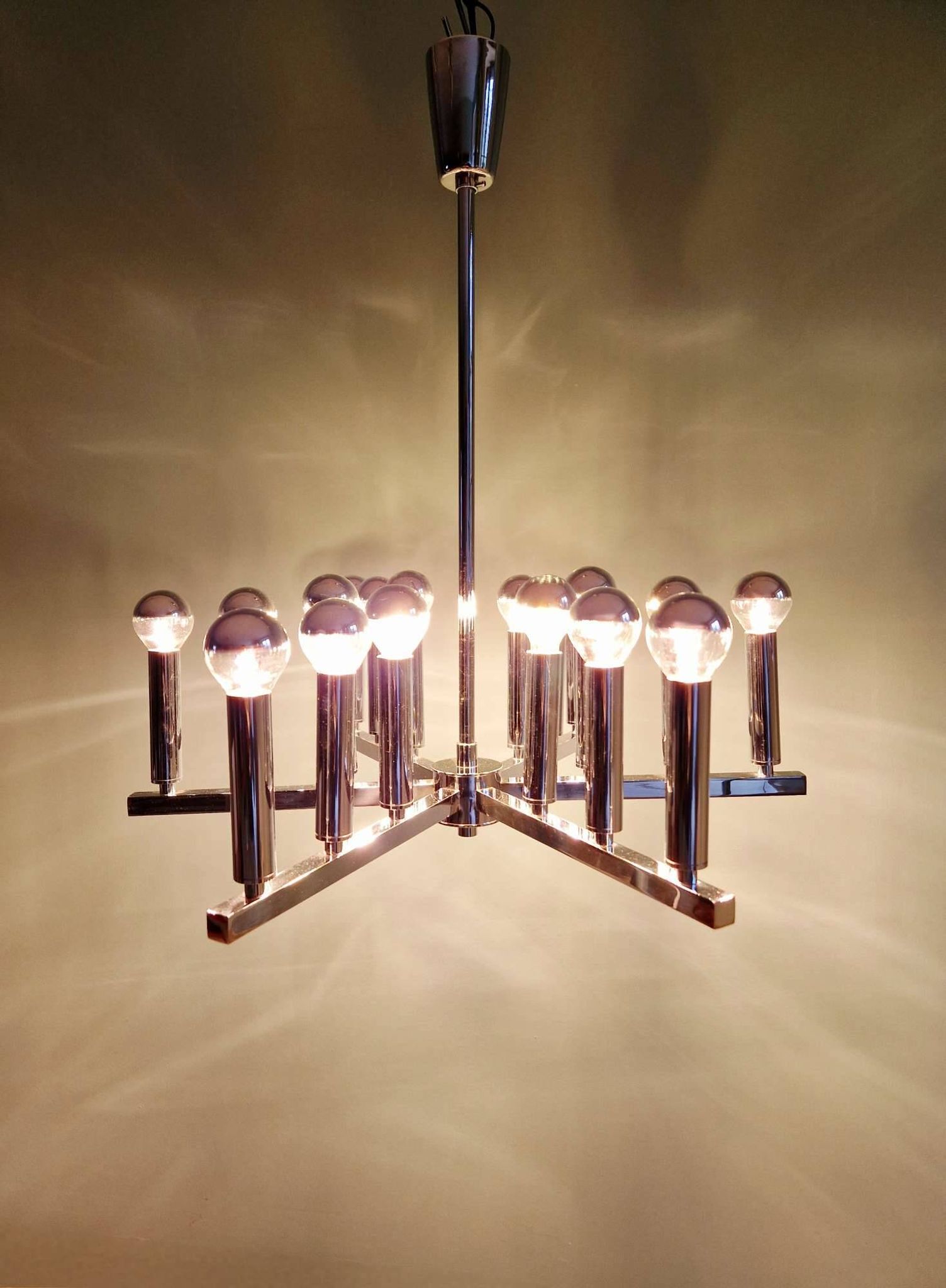 Chrome metal Space Age chandelier, 18 light points, 1970.