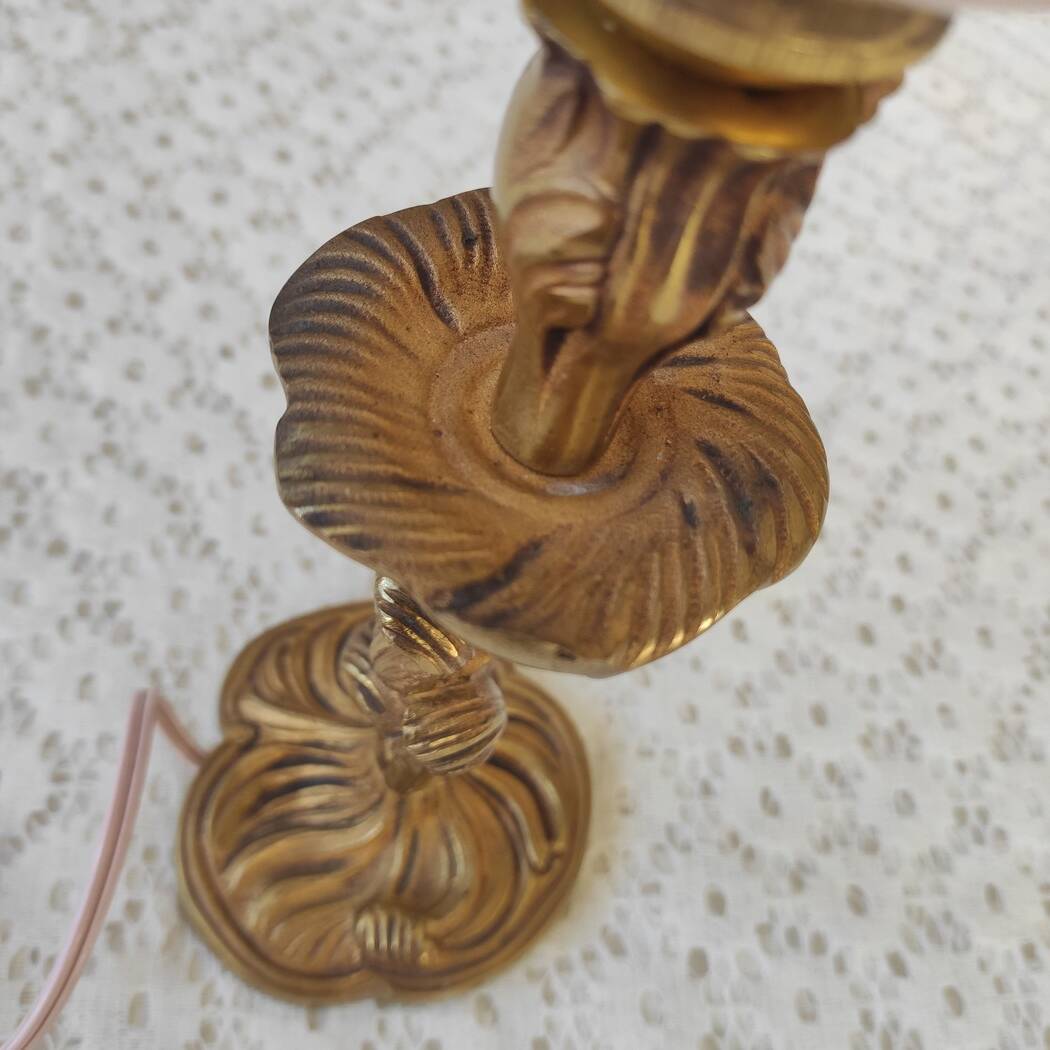 Lampe globe clichy rose et pied métal doré